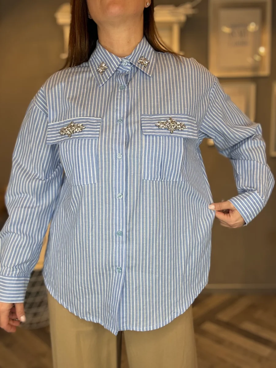Camicia celeste a righe con applicazioni gioiello - immagine 4