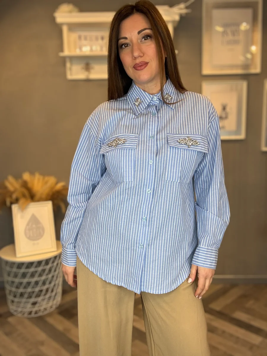 Camicia celeste a righe con applicazioni gioiello - immagine 2