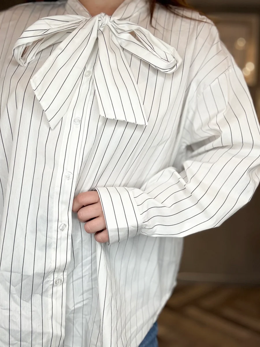Camicia bianca a righe nere con fiocco - immagine 6