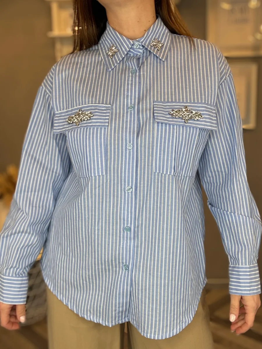 Camicia celeste a righe con applicazioni gioiello - immagine 3