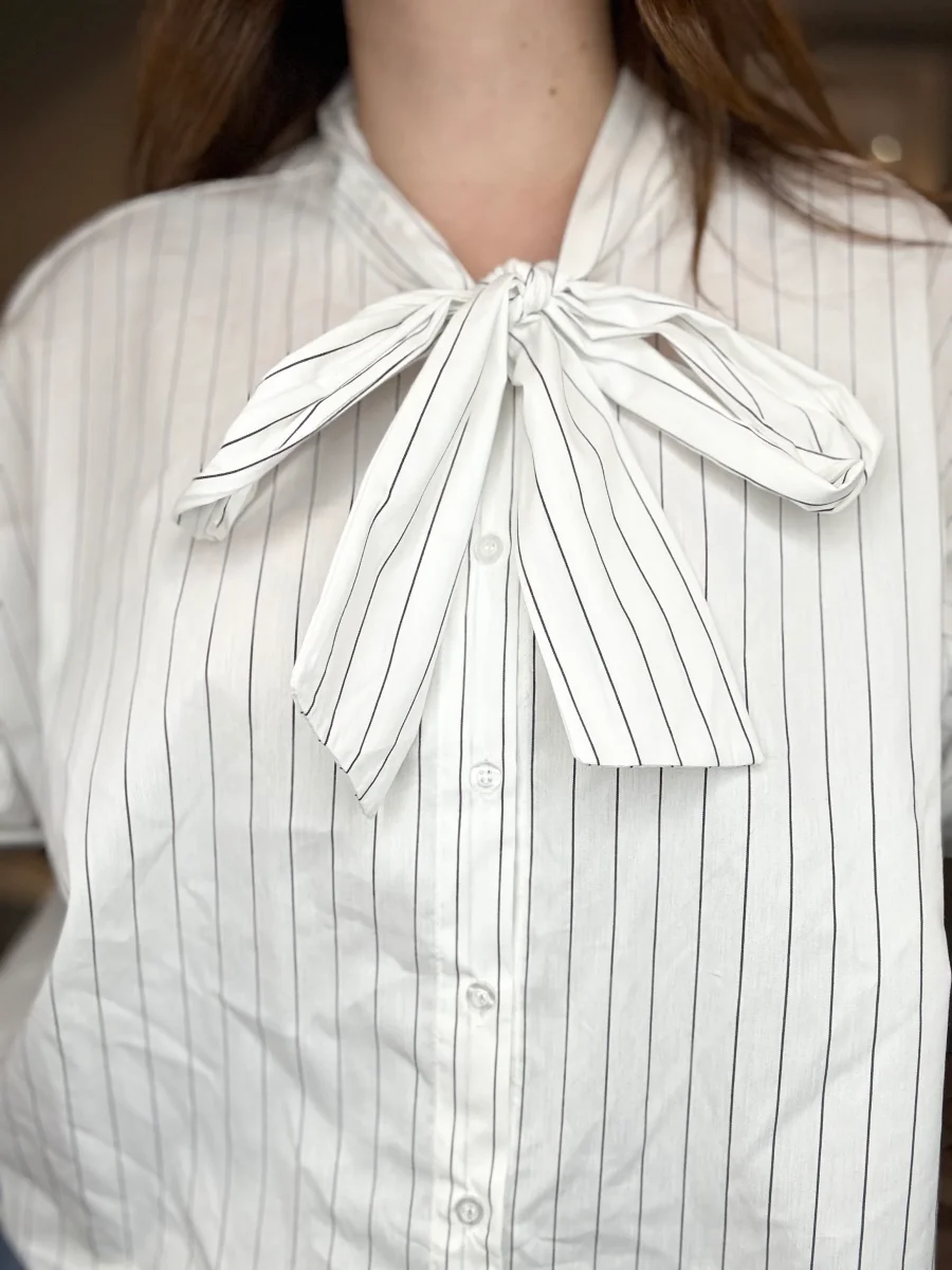 Camicia bianca a righe nere con fiocco - immagine 7