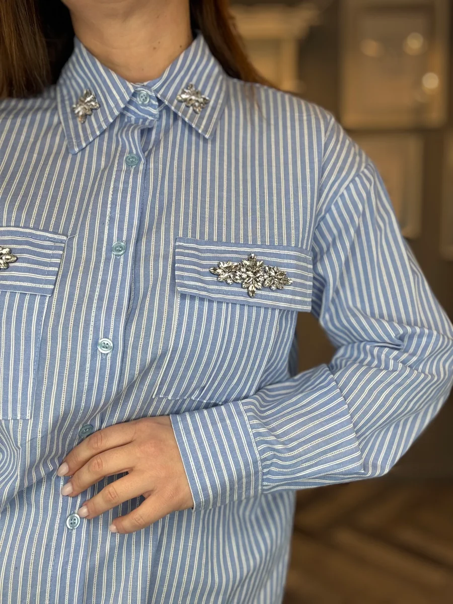 Camicia celeste a righe con applicazioni gioiello - immagine 5