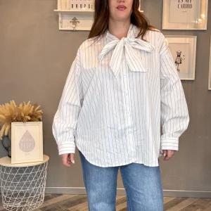 Camicia bianca a righe nere con fiocco