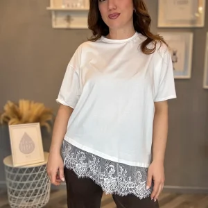 T-shirt bianca over con pizzo